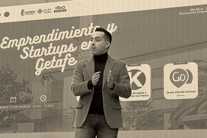 Rubén Bengala dando una ponencia sobre emprendimiento en Getafe